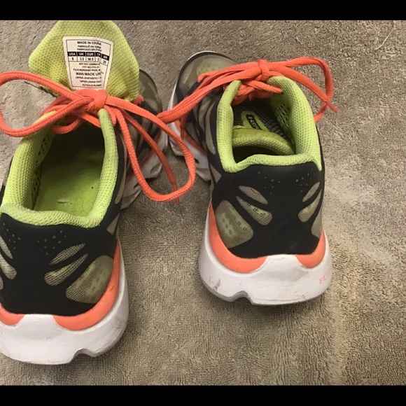 Under Armor running shoe size 6. - Picture 3 of 5